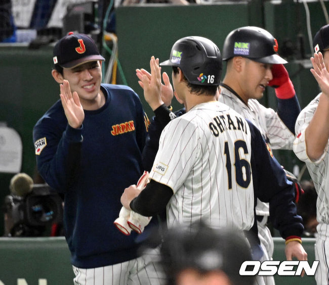 [OSEN=도쿄, 손용호 기자] 16일 도쿄 도쿄돔에서 2023 WBC(월드베이스볼클래식) 8강전 일본과 이탈리아의 경기가 벌어졌다.3회말 2사 1,2루 오카모토 스리런 홈런때 홈을 밟은 오타니를 사사키가 반갑게 맞이하고 있다.2023.03.16/spjj@osen.co.kr