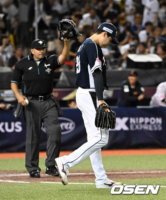 [OSEN=타이베이(대만), 이대선 기자] 15일 오후 대만 타이베이돔에서 세계야구소프트볼연맹(WBSC) 프리미어12 2024 B조 대한민국과 일본의 경기가 열렸다.대한민국은 3차전 선발투수로 최승용, 일본은 다카하시 히로토를 내세웠다.2회말 2사 2,3루에서 대한민국 최승용이 일본 구레바야시에 역전 2타점 좌전 적시타를 허용하며 아쉬워하고 있다. 2024.11.15 