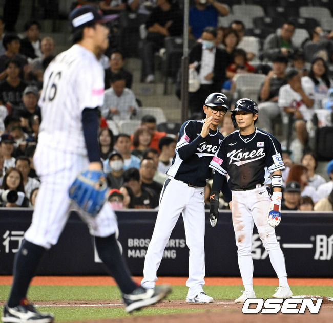 [OSEN=타이베이(대만), 이대선 기자] 15일 오후 대만 타이베이돔에서 세계야구소프트볼연맹(WBSC) 프리미어12 2024 B조 대한민국과 일본의 경기가 열렸다.대한민국은 3차전 선발투수로 최승용, 일본은 다카하시 히로토를 내세웠다.5회초 1사 2루에서 대한민국 신민재가 3루 도루에 성공하며 김재걸 코치와 이야기를 나누고 있다. 2024.11.15 /sunday@osen.co.kr