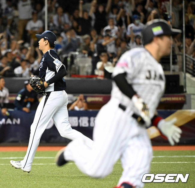 [OSEN=타이베이(대만), 이대선 기자] 15일 오후 대만 타이베이돔에서 세계야구소프트볼연맹(WBSC) 프리미어12 2024 B조 대한민국과 일본의 경기가 열렸다.대한민국은 3차전 선발투수로 최승용, 일본은 다카하시 히로토를 내세웠다.5회말 2사 만루에서 대한민국 이영하가 일본 마키에게 역전 2타점 중전 적시타를 허용히며 아쉬워하고 있다. 2024.11.15 /sunday@osen.co.kr