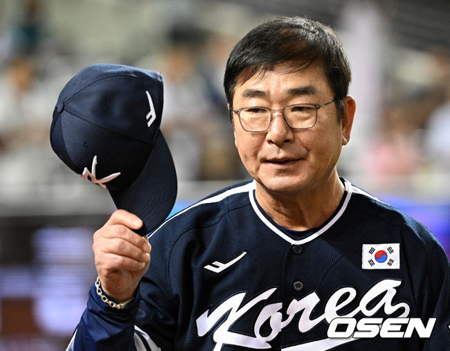 [OSEN=타이베이(대만), 이대선 기자] 15일 오후 대만 타이베이돔에서 세계야구소프트볼연맹(WBSC) 프리미어12 2024 B조 대한민국과 일본의 경기가 열렸다.대한민국은 3차전 선발투수로 최승용, 일본은 다카하시 히로토를 내세웠다.경기에 앞서 류중일 감독이 취재진을 향해 인사를 하고 있다. 2024.11.15 /