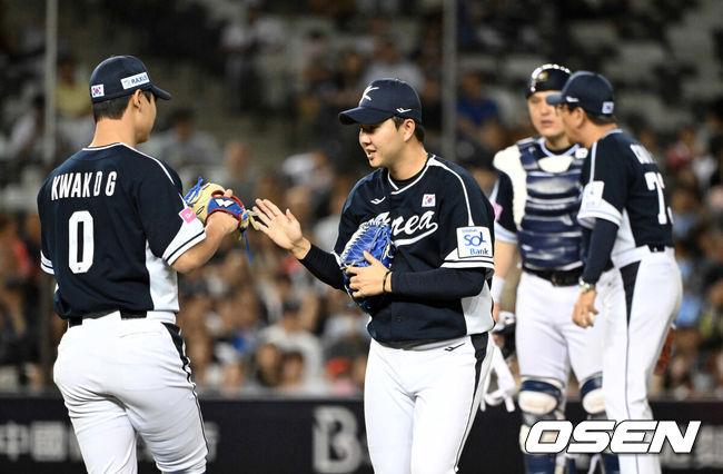 [OSEN=타이베이(대만), 이대선 기자] 15일 오후 대만 타이베이돔에서 세계야구소프트볼연맹(WBSC) 프리미어12 2024 B조 대한민국과 일본의 경기가 열렸다.대한민국은 3차전 선발투수로 최승용, 일본은 다카하시 히로토를 내세웠다.5회말 1사에서 대한민국 유영찬이 곽도규와 교체되고 있다. 2024.11.15 /sunday@osen.co.kr