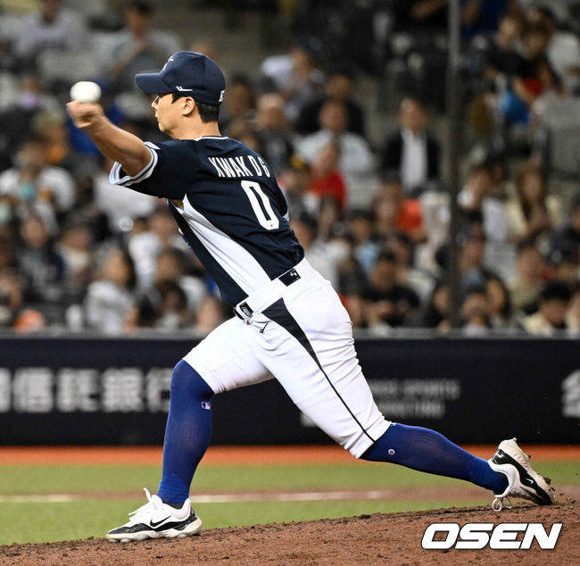 [OSEN=타이베이(대만), 이대선 기자] 15일 오후 대만 타이베이돔에서 세계야구소프트볼연맹(WBSC) 프리미어12 2024 B조 대한민국과 일본의 경기가 열렸다.대한민국은 3차전 선발투수로 최승용, 일본은 다카하시 히로토를 내세웠다.5회말 1사에서 대한민국 곽도규가 역투하고 있다. 2024.11.15 /sunday@osen.co.kr