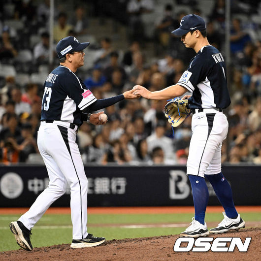 [OSEN=타이베이(대만), 이대선 기자] 15일 오후 대만 타이베이돔에서 세계야구소프트볼연맹(WBSC) 프리미어12 2024 B조 대한민국과 일본의 경기가 열렸다.대한민국은 3차전 선발투수로 최승용, 일본은 다카하시 히로토를 내세웠다.5회말 2사 1,2루에서 대한민국 곽도규가 일본 구리하라에 사구를 허용하자 최일언 코치가 마운드에 올라 교체를 하고 있다. 2024.11.15 /sunday@osen.co.kr