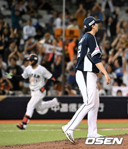 [OSEN=타이베이(대만), 이대선 기자] 15일 오후 대만 타이베이돔에서 세계야구소프트볼연맹(WBSC) 프리미어12 2024 B조 대한민국과 일본의 경기가 열렸다.대한민국은 3차전 선발투수로 최승용, 일본은 다카하시 히로토를 내세웠다.7회말 1사 1루에서 대한민국 정해영이 일본 모리시타에게 중월 투런포를 허용하며 아쉬워하고 있다. 2024.11.15 /sunday@osen.co.kr