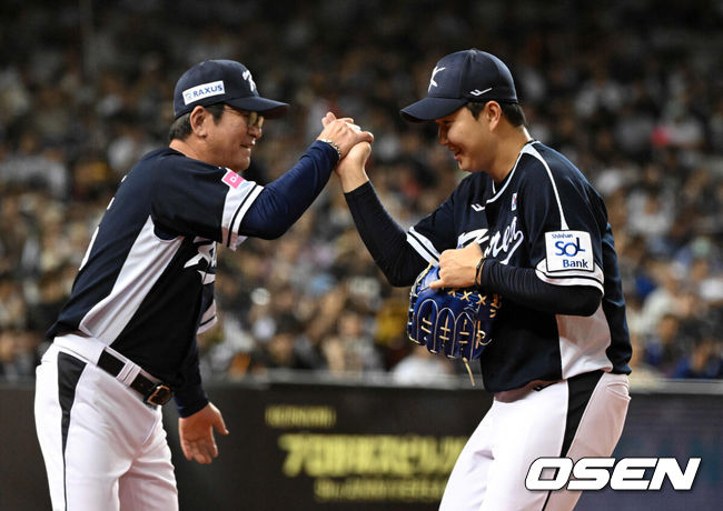 [OSEN=타이베이(대만), 이대선 기자] 15일 오후 대만 타이베이돔에서 세계야구소프트볼연맹(WBSC) 프리미어12 2024 B조 대한민국과 일본의 경기가 열렸다.대한민국은 3차전 선발투수로 최승용, 일본은 다카하시 히로토를 내세웠다.5회말 1사에서 대한민국 유영찬이 교체되며 류중일 감독과 하이파이브를 하고 있다. 2024.11.15 /sunday@osen.co.kr