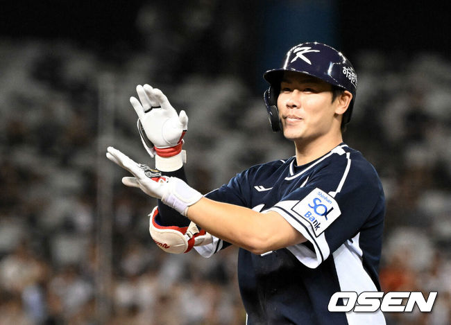 [OSEN=타이베이(대만), 이대선 기자] 15일 오후 대만 타이베이돔에서 세계야구소프트볼연맹(WBSC) 프리미어12 2024 B조 대한민국과 일본의 경기가 열렸다.대한민국은 3차전 선발투수로 최승용, 일본은 다카하시 히로토를 내세웠다.2회초 2사 1,3루에서 대한민국 홍창기가 선제 1타점 중전 적시타를 날리고 '아파트' 세리머니를 하고 있다. 2024.11.15 /sunday@osen.co.kr