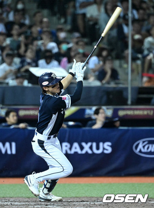 [OSEN=타이베이(대만), 이대선 기자] 15일 오후 대만 타이베이돔에서 세계야구소프트볼연맹(WBSC) 프리미어12 2024 B조 대한민국과 일본의 경기가 열렸다.대한민국은 3차전 선발투수로 최승용, 일본은 다카하시 히로토를 내세웠다.7회초 1사에서 대한민국 김도영이 중견수 플라이로 물러나고 있다. 2024.11.15 /sunday@osen.co.kr