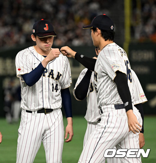 [OSEN=도쿄(일본), 손용호 기자] 이강철 감독이 이끄는 대한민국 월드베이스볼클래식(WBC) 대표팀이 10일 일본 도쿄돔에서 일본과 1라운드 B조 경기를 가졌다.일본 오타니와 사사키가 주먹을 맞대고 있다. 2023.03.10 /spjj@osen.co.kr