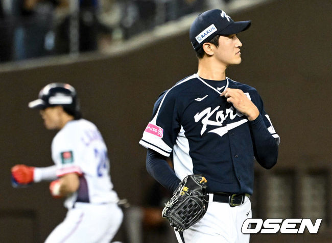 [OSEN=타이베이(대만), 이대선 기자] 13일 오후 대만 타이베이돔에서 세계야구소프트볼연맹(WBSC) 프리미어12 2024 B조 1차전 대한민국과 대만의 경기가 열렸다.대한민국은 1차전 선발투수로 고영표, 대만은 린위민을 내세웠다.2회말 2사 2루 한국 선발 고영표가 대만 천제슈엔에게 투런 홈런을 허용한 뒤 아쉬워하고 있다. 2024.11.13 /sunday@osen.co.kr