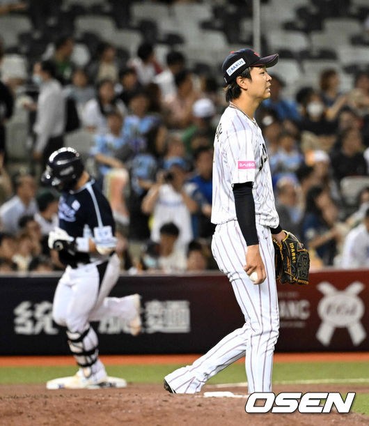 [OSEN=타이베이(대만), 이대선 기자] 15일 오후 대만 타이베이돔에서 세계야구소프트볼연맹(WBSC) 프리미어12 2024 B조 대한민국과 일본의 경기가 열렸다.대한민국은 3차전 선발투수로 최승용, 일본은 다카하시 히로토를 내세웠다.4회초 1사에서 일본 다카하시가 대한민국 박동원에 동점 좌월 솔로포를 허용하며 아쉬워하고 있다. 2024.11.15 /sunday@osen.co.kr