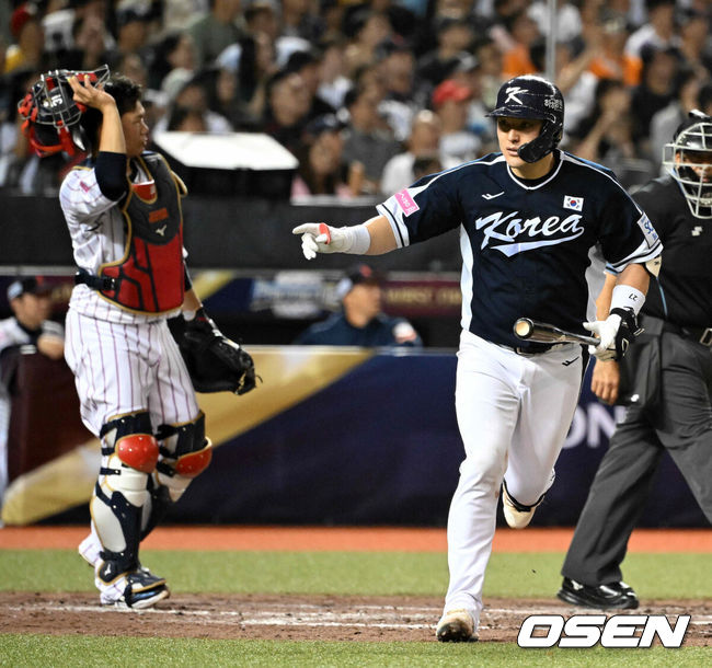 [OSEN=타이베이(대만), 이대선 기자] 15일 오후 대만 타이베이돔에서 세계야구소프트볼연맹(WBSC) 프리미어12 2024 B조 대한민국과 일본의 경기가 열렸다.대한민국은 3차전 선발투수로 최승용, 일본은 다카하시 히로토를 내세웠다.4회초 1사에서 대한민국 박동원이 동점 좌월 솔로포를 날리고 있다. 2024.11.15 /sunday@osen.co.kr