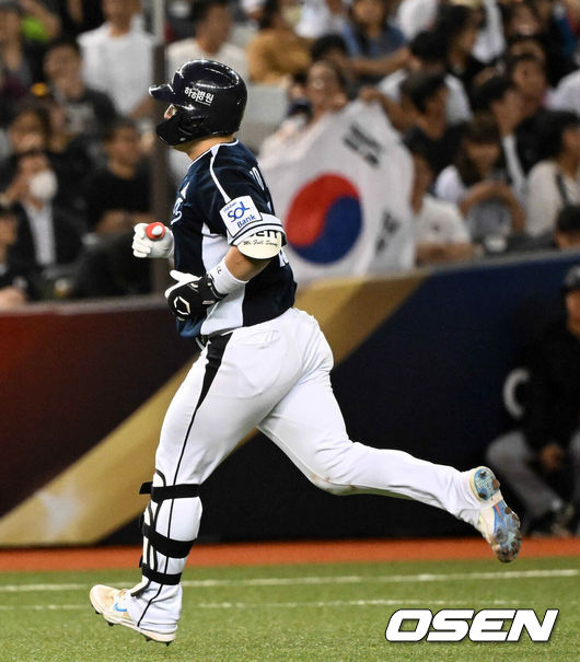 [OSEN=타이베이(대만), 이대선 기자] 15일 오후 대만 타이베이돔에서 세계야구소프트볼연맹(WBSC) 프리미어12 2024 B조 대한민국과 일본의 경기가 열렸다.대한민국은 3차전 선발투수로 최승용, 일본은 다카하시 히로토를 내세웠다.4회초 1사에서 대한민국 박동원이 동점 좌월 솔로포를 날리고 그라운드를 돌고 있다. 2024.11.15 /sunday@osen.co.kr