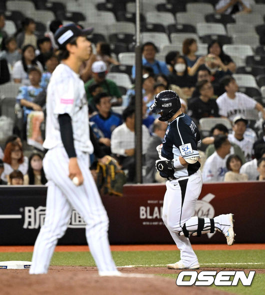 [OSEN=타이베이(대만), 이대선 기자] 15일 오후 대만 타이베이돔에서 세계야구소프트볼연맹(WBSC) 프리미어12 2024 B조 대한민국과 일본의 경기가 열렸다.대한민국은 3차전 선발투수로 최승용, 일본은 다카하시 히로토를 내세웠다.4회초 1사에서 대한민국 박동원이 동점 좌월 솔로포를 날리고 그라운드를 돌고 있다. 2024.11.15 /