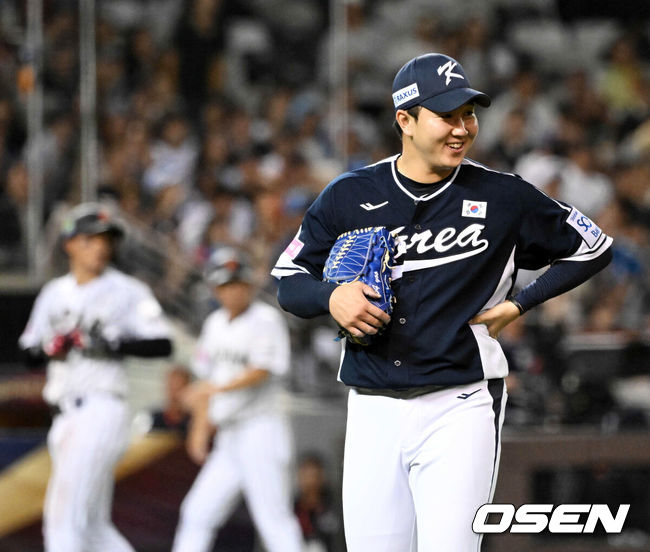 [OSEN=타이베이(대만), 이대선 기자] 15일 오후 대만 타이베이돔에서 세계야구소프트볼연맹(WBSC) 프리미어12 2024 B조 대한민국과 일본의 경기가 열렸다.대한민국은 3차전 선발투수로 최승용, 일본은 다카하시 히로토를 내세웠다.3회말 2사 1루에서 대한민국 유영찬이 일본 구리하라의 중견수 플라이에 이주형이 호수비를 펼치자 미소짓고 있다. 2024.11.15 /sunday@osen.co.kr