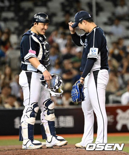 [OSEN=타이베이(대만), 이대선 기자] 15일 오후 대만 타이베이돔에서 세계야구소프트볼연맹(WBSC) 프리미어12 2024 B조 대한민국과 일본의 경기가 열렸다.대한민국은 3차전 선발투수로 최승용, 일본은 다카하시 히로토를 내세웠다.5회말 1사에서 대한민국 유영찬이 교체되며 박동원과 미소짓고 있다. 2024.11.15 /