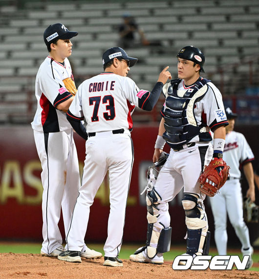 [OSEN=타이베이(대만), 이대선 기자] 16일 오후 대만 타이베이 티엔무야구장에서 세계야구소프트볼연맹(WBSC) 프리미어12 2024 B조 대한민국과 도미니카공화국의 경기가 열렸다.대한민국은 4차전 선발투수로 임찬규, 도미니카공화국은 프랑클린 킬로메를 내세웠다.2회초 무사 만루에서 마운드를 방문한 한국 최일언 코치가 임찬규, 박동원과 이야기를 나누고 있다. 2024.11.16 
