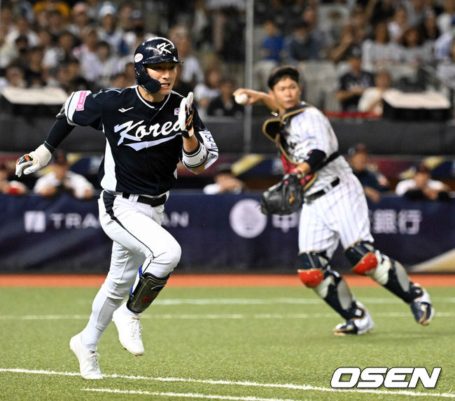 [OSEN=타이베이(대만), 이대선 기자] 15일 오후 대만 타이베이돔에서 세계야구소프트볼연맹(WBSC) 프리미어12 2024 B조 대한민국과 일본의 경기가 열렸다.대한민국은 3차전 선발투수로 최승용, 일본은 다카하시 히로토를 내세웠다.1회초 무사 1루에서 대한민국 신민재가 보내기 번트를 시도하며 전력질주를 하고 있다. 2024.11.15 /sunday@osen.co.kr