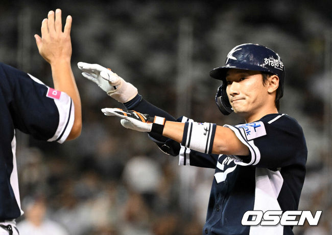 [OSEN=타이베이(대만), 이대선 기자] 15일 오후 대만 타이베이돔에서 세계야구소프트볼연맹(WBSC) 프리미어12 2024 B조 대한민국과 일본의 경기가 열렸다.대한민국은 3차전 선발투수로 최승용, 일본은 다카하시 히로토를 내세웠다.5회초 무사에서 대한민국 신민재가 중전안타를 날리며 아파트 세리머니를 하고 있다. 2024.11.15 