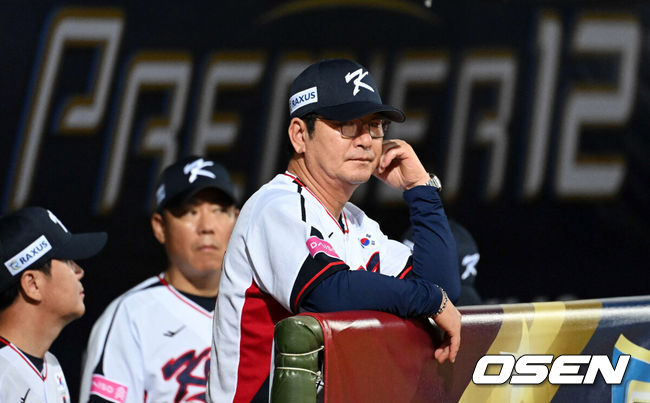 [OSEN=타이베이(대만), 이대선 기자] 14일 오후 대만 타이베이 티엔무야구장에서 세계야구소프트볼연맹(WBSC) 프리미어12 2024 B조 2차전 대한민국과 쿠바의 경기가 열렸다. 대한민국은 2차전 선발투수로 곽빈, 쿠바는 리반 모이넬로를 내세웠다. 대한민국 류중일 감독이 경기를 준비하고 있다. 2024.11.14 /sunday@osen.co.kr