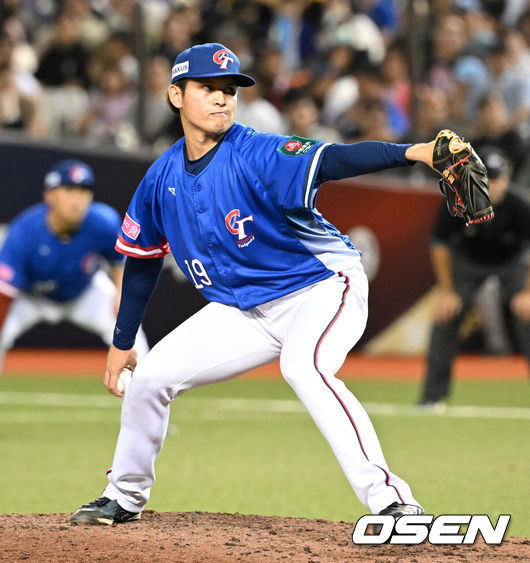 [OSEN=타이베이(대만), 이대선 기자] 17일 오후 대만 타이베이돔에서 세계야구소프트볼연맹(WBSC) 프리미어12 2024 B조 대만과 호주의 경기가 열렸다.대만은 선발투수로 궈진린, 호주는 미치 넌본을 내세웠다. 5회말 대만 장이가 역투하고 있다. 2024.11.17 /sunday@osen.co.kr