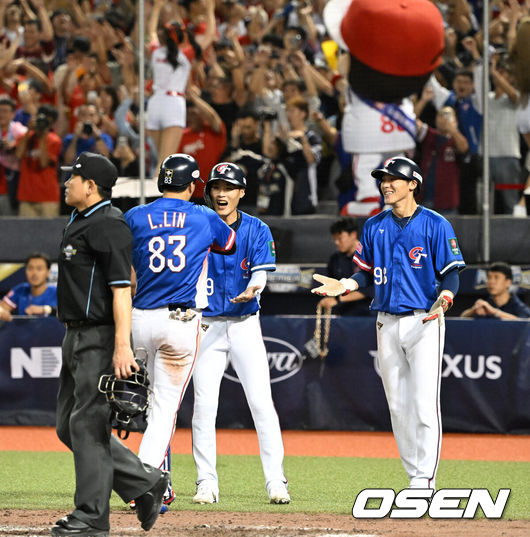 [OSEN=타이베이(대만), 이대선 기자] 17일 오후 대만 타이베이돔에서 세계야구소프트볼연맹(WBSC) 프리미어12 2024 B조 대만과 호주의 경기가 열렸다.대만은 선발투수로 궈진린, 호주는 미치 넌본을 내세웠다. 7회초 1사 1,2루에서 대만 린리가 스리런 홈런을 치고 홈에서 동료들과 환호하고 있다. 2024.11.17 /sunday@osen.co.kr