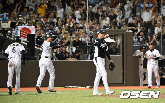 [OSEN=타이베이(대만), 이대선 기자] 15일 오후 대만 타이베이돔에서 세계야구소프트볼연맹(WBSC) 프리미어12 2024 B조 대한민국과 일본의 경기가 열렸다.대한민국은 3차전 선발투수로 최승용, 일본은 다카하시 히로토를 내세웠다.5회말 2사 만루에서 대한민국 이영하가 일본 마키에 역전 2타점 중전 적시타를 허용하며 아쉬워하고 있다. 2024.11.15 /sunday@osen.co.kr