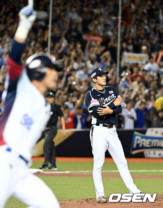 [OSEN=타이베이(대만), 이대선 기자] 13일 오후 대만 타이베이돔에서 세계야구소프트볼연맹(WBSC) 프리미어12 2024 B조 1차전 대한민국과 대만의 경기가 열렸다. 2회말 2사 만루 대만 천천웨이가 한국 고영표를 상대로 만루홈런을 날린 뒤 그라운드를 돌고 있다. 아쉬워하는 고영표. 2024.11.13 /sunday@osen.co.kr