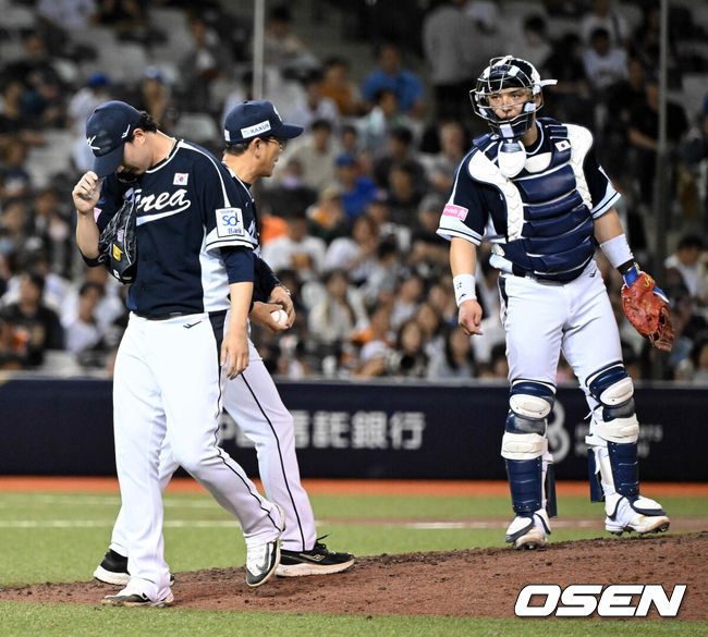 [OSEN=타이베이(대만), 이대선 기자] 15일 오후 대만 타이베이돔에서 세계야구소프트볼연맹(WBSC) 프리미어12 2024 B조 대한민국과 일본의 경기가 열렸다.대한민국은 3차전 선발투수로 최승용, 일본은 다카하시 히로토를 내세웠다.7회말 2사 2루에서 대한민국 정해영이 교체되고 있다. 2024.11.15 /sunday@osen.co.kr