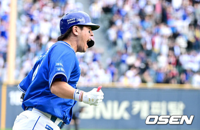 [OSEN=잠실, 최규한 기자] 19일 서울 잠실야구장에서 ‘2024 신한 SOL뱅크 KBO 포스트시즌’ 플레이오프 4차전 LG 트윈스와 삼성 라이온즈의 경기가 열렸다.LG는 디트릭 엔스, 삼성은 데니 레예스를 4차전 선발 투수로 내세웠다.8회초 무사 선두타자로 나선 삼성 강민호가 선제 좌중간 솔로포를 날리고 그라운드를 돌며 기뻐하고 있다. 2024.10.19 / dreamer@osen.co.kr