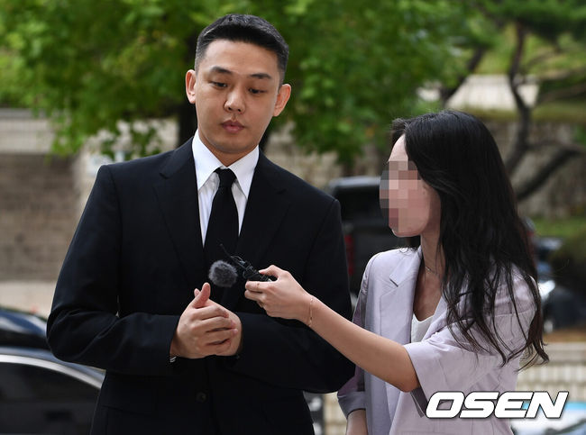 [OSEN=김성락 기자] 3일 오후 서울 서초구 서울중앙지법에서 배우 유아인(본명 엄홍식)의 마약혐의 1심 공판이 열렸다. 유아인은 프로포폴 등 의료용 마약류를 상습 투약한 혐의를 받고 있다. 배우 유아인이 법정으로 들어서고 있다. 2024.09.03 / ksl0919@osen.co.kr