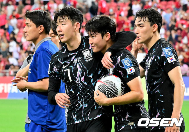 [OSEN=칼랑(싱가포르), 조은정 기자] 김도훈 임시 감독이 이끄는 국제축구연맹(FIFA) 23위 한국 축구대표팀은 6일(한국시간) 오후 9시 싱가포르 칼랑에 위치한 싱가포르 더 내셔널 스타디움에서 열린 싱가포르(155위)와 2026 FIFA 북중미 월드컵 아시아 2차 예선 C조 5차전에서 7-0 대승을 거뒀다.이로써 한국은 4승 1무(승점 13)로 조 1위 자리를 굳게 지키며 3차 예선 진출을 조기에 확정했다. 한국은 한층 더 가벼운 마음으로 오는 11일 홈에서 열리는 중국전을 치를 수 있게 됐다.후반 대한민국 손흥민이 골을 성공시킨 배준호를 축하하고 있다. 2024.06.06 /cej@osen.co.kr