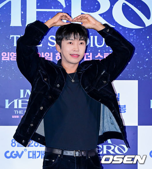 [OSEN=지형준 기자] 22일 오후 서울 CGV 용산 아이파크몰에서 영화 '임영웅 아임 히어로 더 스타디움' 언론시사회 및 무대인사가 열렸다.‘임영웅│아임 히어로 더 스타디움’은 지난 5월 약 10만 명의 영웅시대와 서울월드컵경기장을 하늘빛으로 가득 채운 임영웅의 첫 스타디움 입성기를 다룬 영화로, 공연 실황과 함께 비하인드가 그려진다.임영웅이 포토타임을 하고 있다. 2024.08.22 / jpnews@osen.co.kr