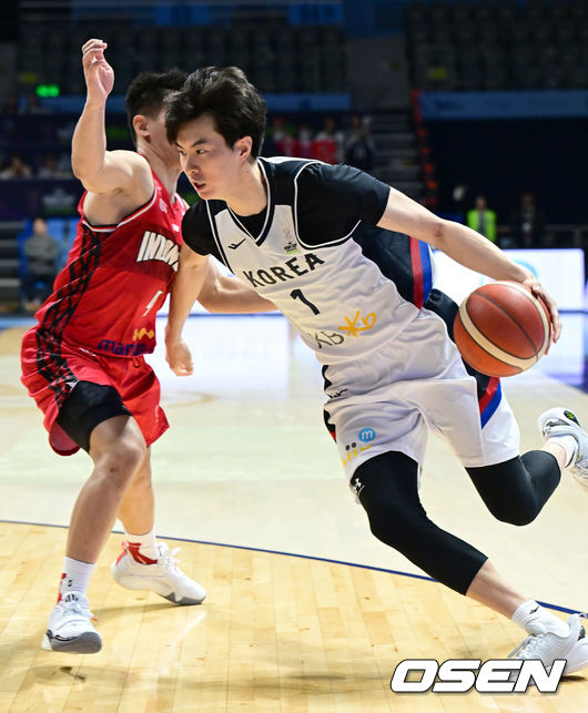 [OSEN=김성락 기자] 21일 오후 경기 고양시 고양소노아레나에서 ‘2025 국제농구연맹(FIBA) 아시아컵’ 예선 대한민국과 인도네시아의 경기가 열렸다. 현재 한국은 1승 1패로 2전 전승을 거둔 호주에 이어 A조 2위를 달리고 있다. 1쿼터 대한민국 이현중이 돌파를 시도하고 있다. 2024.11.21 / ksl0919@osen.co.kr  