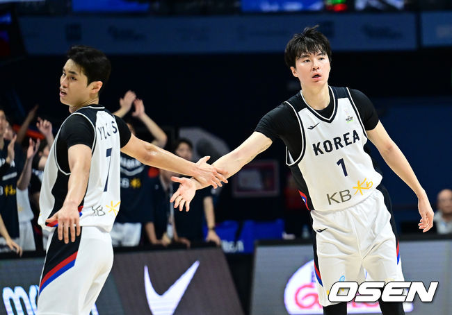 [OSEN=고양, 김성락 기자] 21일 오후 경기 고양시 고양소노아레나에서 ‘2025 국제농구연맹(FIBA) 아시아컵’ 예선 대한민국과 인도네시아의 경기가 열렸다. 현재 한국은 1승 1패로 2전 전승을 거둔 호주에 이어 A조 2위를 달리고 있다. 4쿼터 대한민국 이현중, 유기상이 득점에 기쁨을 나누고 있다 . 2024.11.21 / ksl0919@osen.co.kr