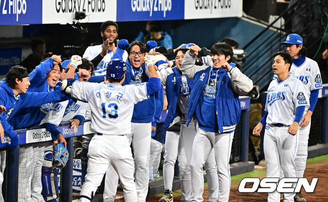 [OSEN=대구, 지형준 기자] 25일 대구삼성라이온즈파크에서 2024 신한 SOL뱅크 KBO 한국시리즈 3차전 삼성 라이온즈와 KIA 타이거즈의 경기가 열렸다.삼성은 대니 레예스, KIA는 에릭 라우어를 선발 투수로 내세웠다.3회말 1사에서 삼성 이성규가 선제 좌월 솔로포를 날리며 동료선수들과 기뻐하고 있다. 2024.10.25 / jpnews@osen.co.kr