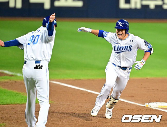 [OSEN=대구, 지형준 기자] 25일 대구삼성라이온즈파크에서 2024 신한 SOL뱅크 KBO 한국시리즈 3차전 삼성 라이온즈와 KIA 타이거즈의 경기가 열렸다.삼성은 대니 레예스, KIA는 에릭 라우어를 선발 투수로 내세웠다.3회말 1사에서 삼성 이성규가 선제 좌월 솔로포를 날리며 박찬도 코치와 기뻐하고 있다. 2024.10.25 / jpnews@osen.co.kr