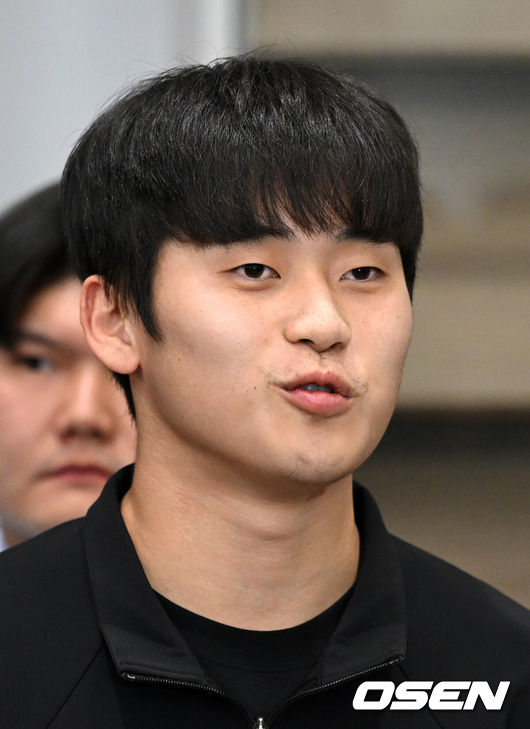 [OSEN=인천공항, 이대선 기자] '2024 세계야구소프트볼연맹(WBSC) 프리미어12'를 마친 대한민국 야구대표팀이 19일 오후 인천국제공항을 통해 귀국했다.박영현이 인터뷰를 하고 있다. 2024.11.19 