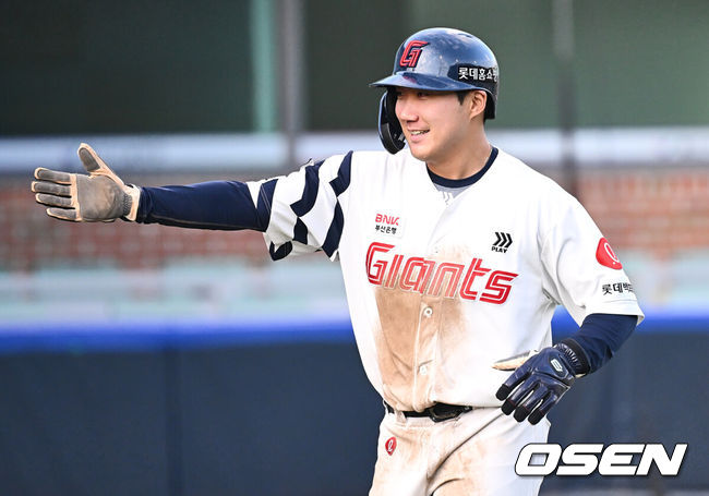 [OSEN=울산, 이석우 기자] 29일 울산 문수야구장에서 2024 울산-KBO Fall League 롯데 자이언츠와 NC 다이노스의 결승 경기가 열렸다. 롯데 자이언츠는 현도훈이 선발 출전하고 NC 다이노스는 이용준이 선발 출전했다. 롯데 자이언츠  추재현이 5회말 2사 3루 소한빈의 1타점 적시타때 득점을 올리고 기뻐하고 있다. 2024.10.29 / foto0307@osen.co.kr