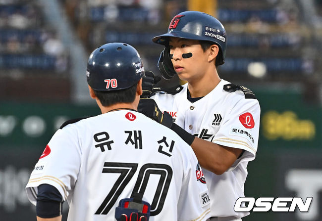 [OSEN=부산, 이석우 기자] 7일 부산 사직야구장에서 2024 신한 SOL 뱅크 KBO 리그 롯데 자이언츠와 SSG 랜더스의 경기가 열렸다. 홈팀 롯데는 이민석이 데뷔 첫 선발승에 도전하고 원정팀 SSG는 지난 1일 키움과의 데뷔전에서 첫 승리를 챙긴 시라카와가 선발로 출전한다.롯데 자이언츠 김민석이 2회말 1사 중견수 앞 안타를 치고 세리머니를 하고 있다. 2024.06.07 / 