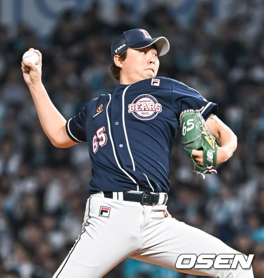 [OSEN=창원, 박준형 기자] 19일 오후 창원NC파크에서 ‘2023 KBO 포스트시즌 와일드카드 결정전 1차전 두산 베어스와 NC 다이노스의 경기가 열렸다.7회말 두산 정철원 투수가 역투하고 있다  2023.10.19 / soul1014@osen.co.kr