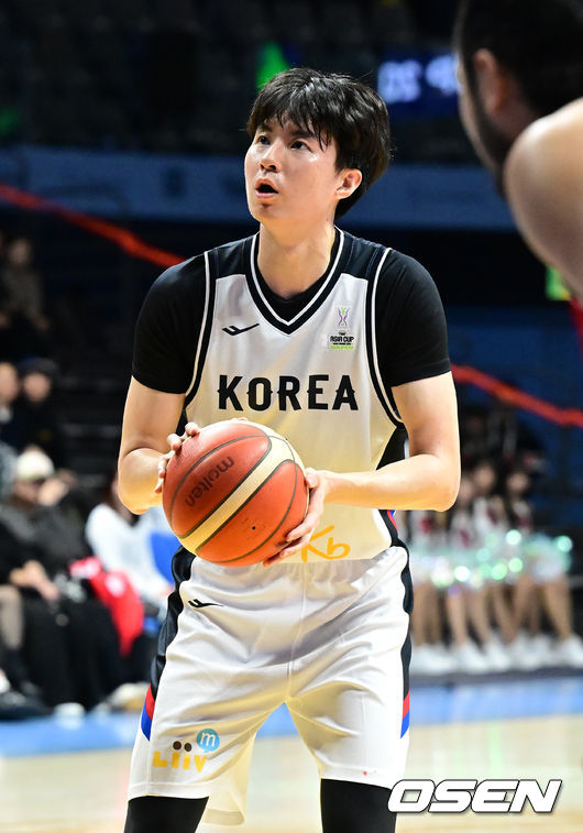 [OSEN=김성락 기자] 21일 오후 경기 고양시 고양소노아레나에서 ‘2025 국제농구연맹(FIBA) 아시아컵’ 예선 대한민국과 인도네시아의 경기가 열렸다. 현재 한국은 1승 1패로 2전 전승을 거둔 호주에 이어 A조 2위를 달리고 있다. 1쿼터 대한민국 이현중이 자유투를 넣고 있다. 2024.11.21 / ksl0919@osen.co.kr