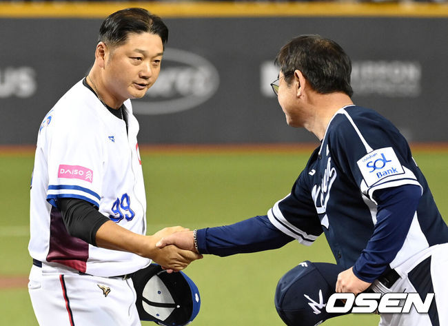 [OSEN=이대선 기자] 경기에 앞서 대만 쩡하오주 감독과 한국 류중일 감독이 인사를 나누고 있다. 2024.11.13 /sunday@osen.co.kr