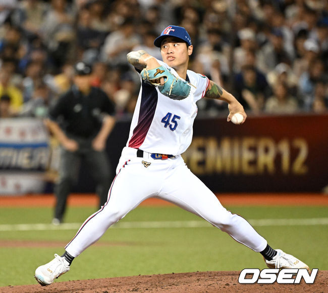 [OSEN=타이베이(대만), 이대선 기자] 그 어떤 대표팀보다 분위기가 좋다고 자부했던 류중일호가 프리미어12 B조 조별예선 첫 경기에서 충격패를 당했다. 류중일 감독이 이끄는 한국 야구대표팀은 13일 대만 타이베이 타이베이돔에서 펼쳐진 2024 WBSC 프리미어12 B조 조별예선 대만과의 1차전에서 3-6으로 패했다. 3회초 대만 선발투수 린위민이 역투하고 있다. 2024.11.13 /sunday@osen.co.kr
