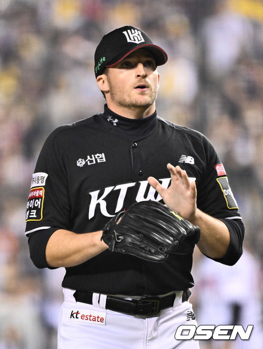 [OSEN=잠실, 조은정 기자]11일 서울 잠실야구장에서 ‘2024 신한 SOL뱅크 KBO 포스트시즌’ 준플레이오프 5차전 LG 트윈스와 KT 위즈의 경기가 열렸다.LG는 임찬규, KT는 엄상백을 5차전 선발 투수로 내세웠다.8회말 2사 2루 KT 벤자민이 LG 문보경을 땅볼로 돌려세운 뒤 기뻐하고 있다. 2024.10.11 /cej@osen.co.kr