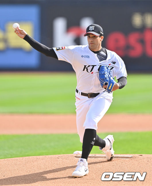 [OSEN=수원, 박준형 기자] 9일 수원KT위즈파크에서 2024 신한 SOL뱅크 KBO 포스트시즌 준플레이오프 4차전 KT 위즈와 LG 트윈스의 경기가 진행된다.이날 KT는 쿠에바스를, LG는 엔스를 선발투수로 내세웠다.1회초 KT 선발투수 쿠에바스가 역투하고 있다.   2024.10.09 / soul1014@osen.co.kr