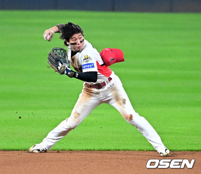 [OSEN=광주, 지형준 기자] 28일 광주 기아챔피언스필드에서 2024 신한 SOL뱅크 KBO 한국시리즈 5차전 KIA 타이거즈와 삼성 라이온즈의 경기가 열렸다.KIA는 양현종, 삼성은 이승현을 선발 투수로 내세웠다.6회초  2사에서 KIA 박찬호가 삼성 박병호의 유격수 내야안타에 1루로 송구하고 있다. 2024.10.28 / 