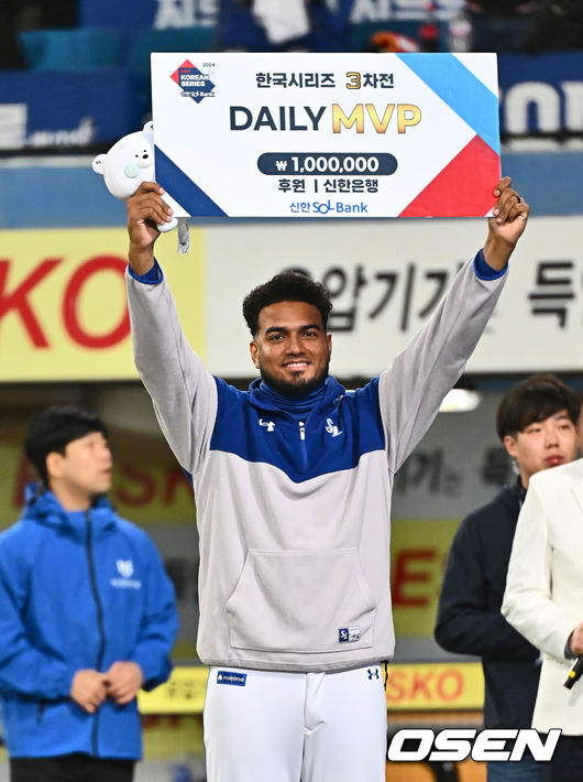 [OSEN=대구, 이석우 기자] 25일 대구 삼성라이온즈파크에서 2024 신한 SOL뱅크 KBO 포스트시즌 한국시리즈 삼성 라이온즈와 KIA 타이거즈의 3차전 경기가 열렸다. 홈팀 삼성은 대니 레예스, 방문팀 KIA는 에릭 라우어를 선발 투수로 내세웠다.삼성 라이온즈 레예스가 한국시리즈 3차전 ‘데일리 MVP’를 수상하고 포즈를 취하고 있다. 2024.10.25 / 