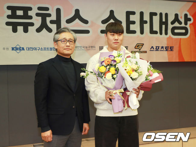 25일 오후 서울 프레스센터에서 진행된 2024 퓨처스 스타대상 시상식(주최 스타뉴스)에서 야구부문 스타상을 수상한 박준순이 양해영 대한야구소프트볼협회 부회장과 포즈를 취하고 있다.‘퓨처스 스타대상’은 한국 스포츠 발전과 아마추어 체육 활성화에 기여하고자 제정됐다. /2024.11.25