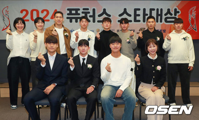 25일 오후 서울 프레스센터에서 진행된 2024 퓨처스 스타대상 시상식(주최 스타뉴스)에서 수상자와 참석인사들이 기념촬영을 하고 있다. ‘퓨처스 스타대상’은 한국 스포츠 발전과 아마추어 체육 활성화에 기여하고자 제정됐다. 앞줄 왼쪽부터 박정웅, 양민혁, 정우주. 뒷줄 왼쪽부터 송윤하, 이가현, 에디 다니엘, 손정범, 김현우, 박승수, 김성준, 박준순. /2024.11.25 스타뉴스 제공
